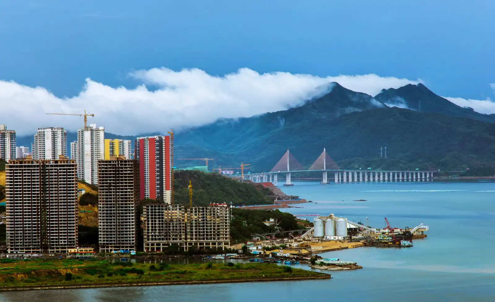 2025年四川数据中心建设政策导向与产业投资新机遇分析封面图
