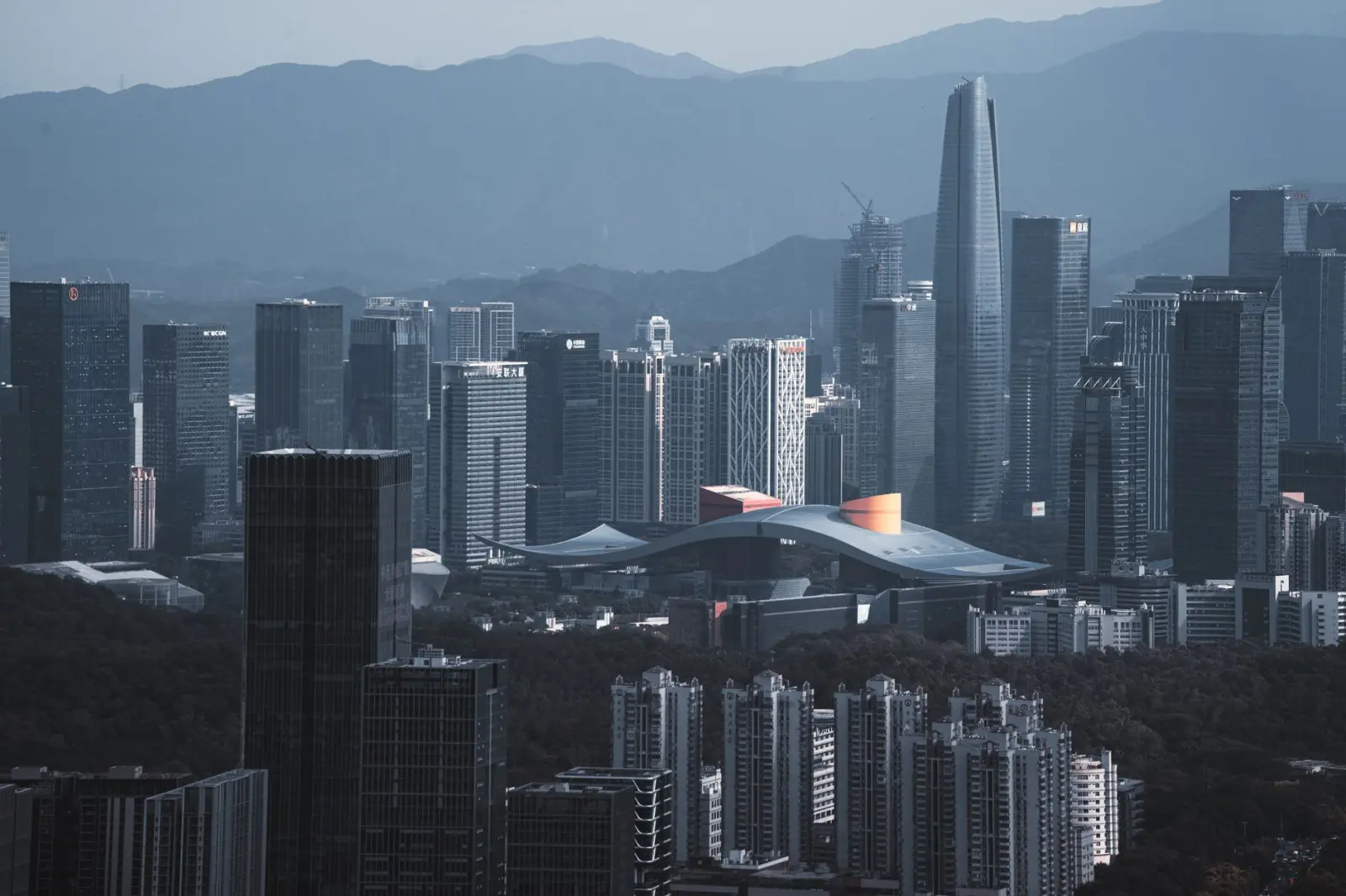 2025年大数据行业政策法规解读：四川产业投资机遇与挑战
